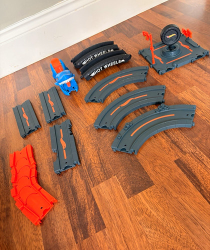 Hot wheels track - hot, pieces