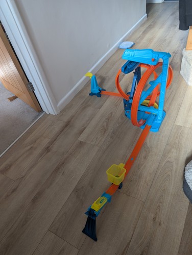 Hot wheels track - hot,