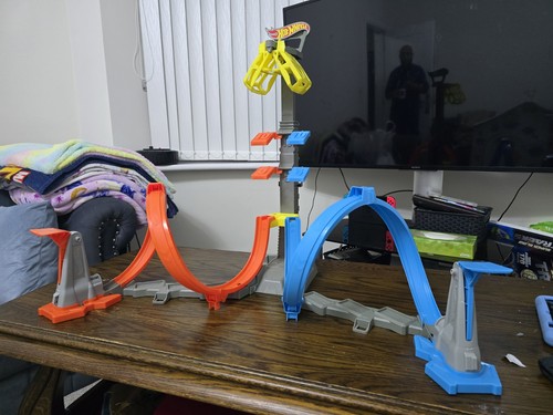 Hot wheels loop and - hot,